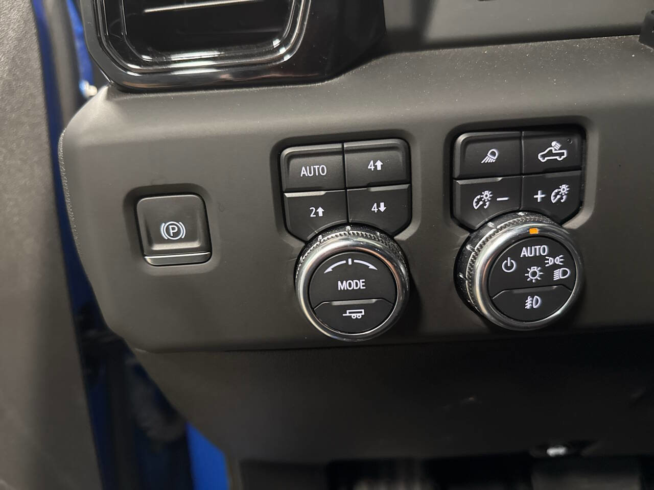 Used 2024 GMC Sierra 1500 AT4 w/ AT4 Preferred Package image 17
