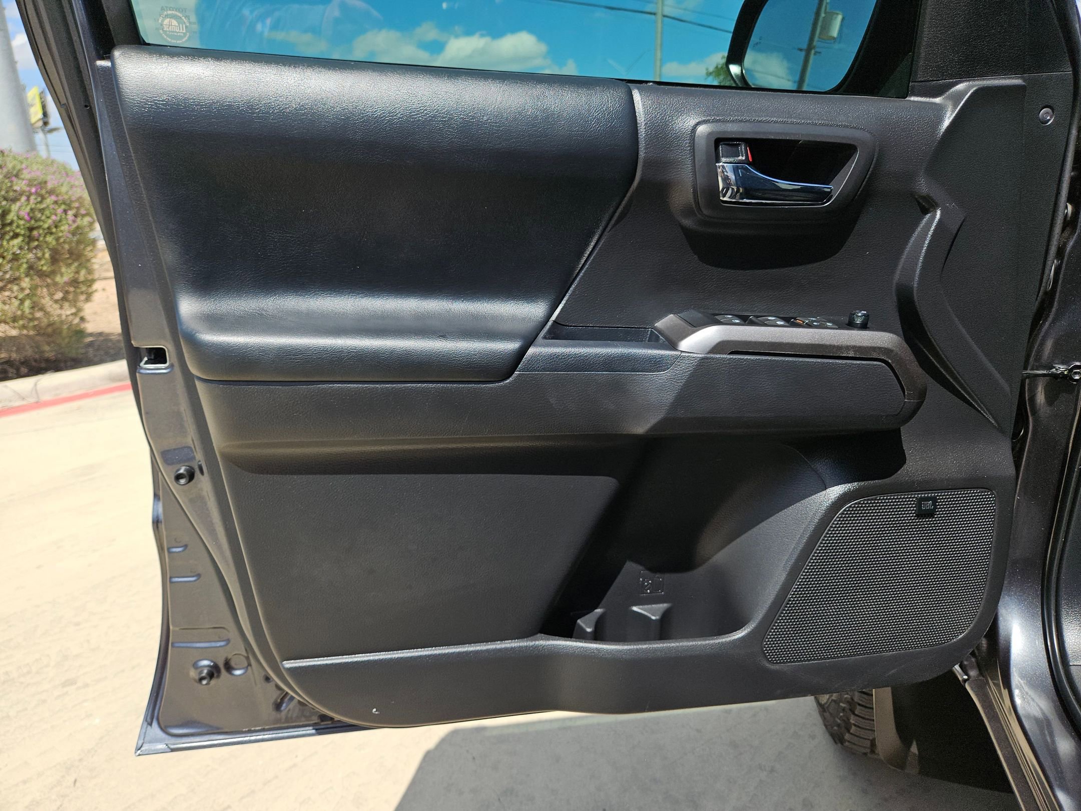 Used 2022 Toyota Tacoma Limited image 11