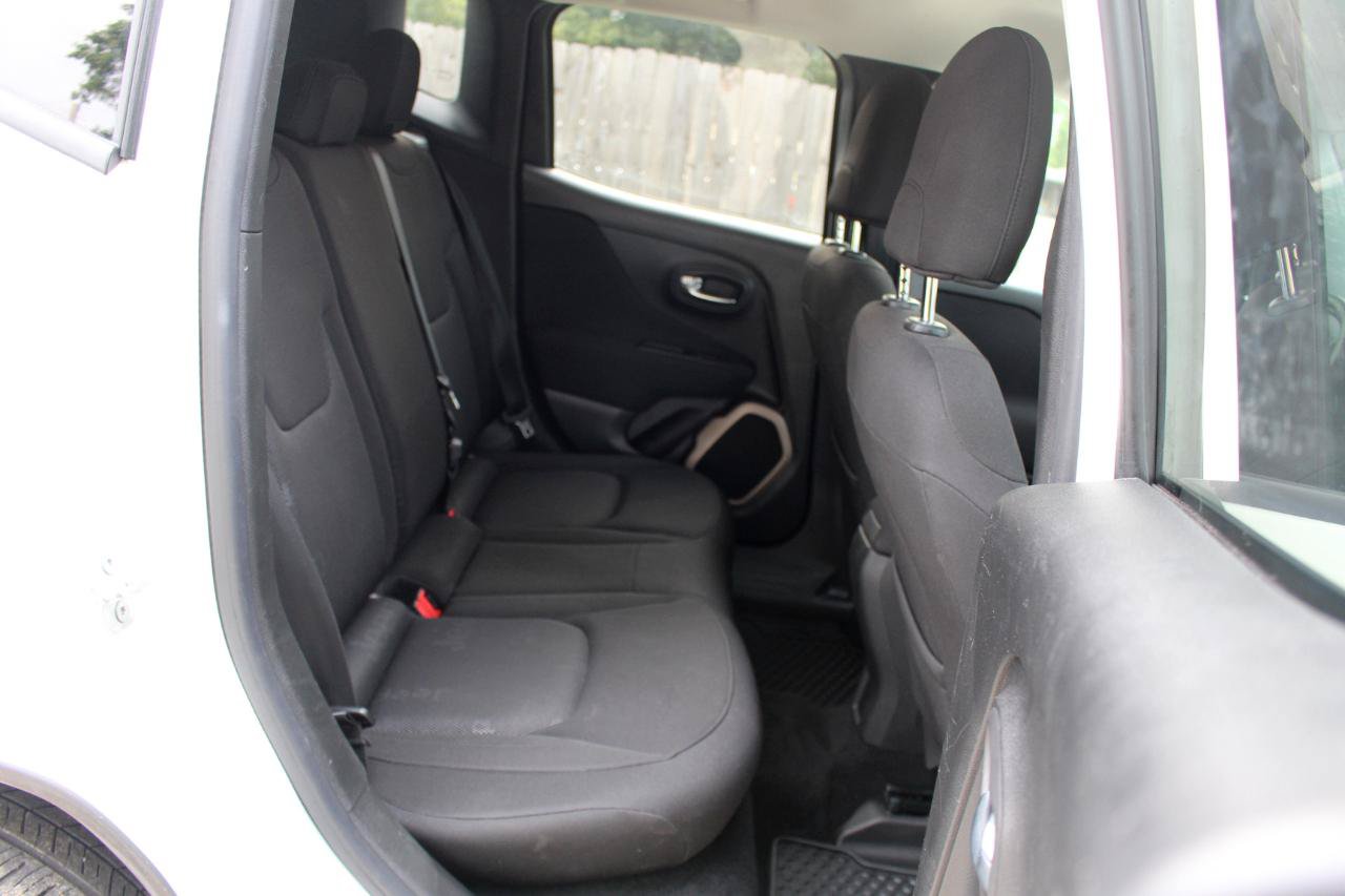 Used 2016 Jeep Renegade Latitude w/ Cold Weather Group FWD image 33