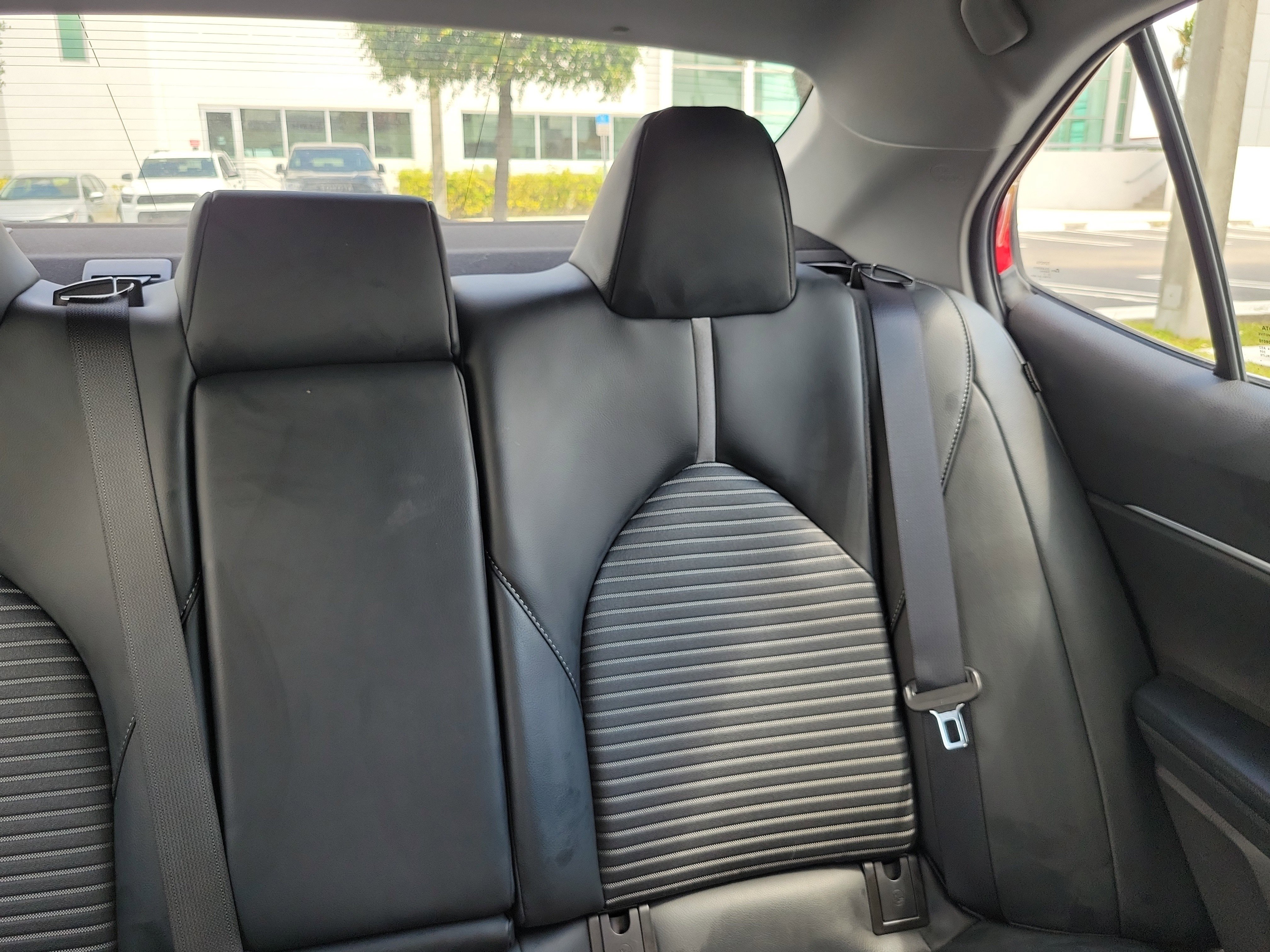 Used 2020 Toyota Camry SE FWD image 22