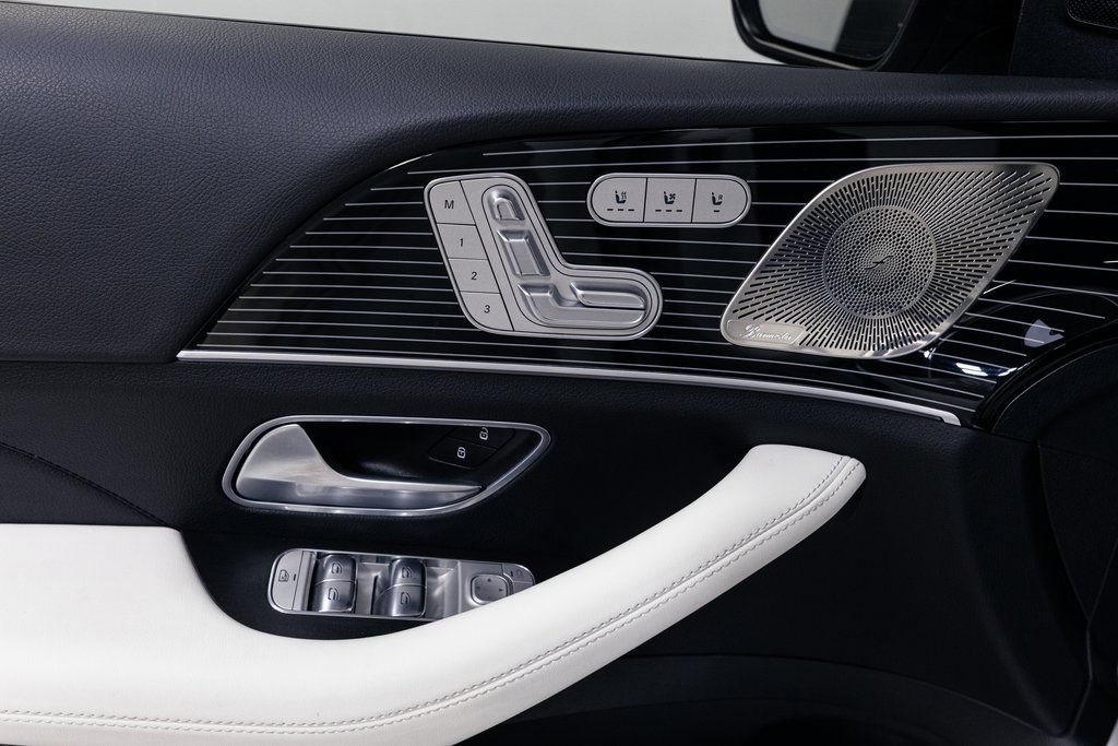 Used 2025 Mercedes-Benz GLE 450e 4MATIC w/ AMG Line Interior image 6