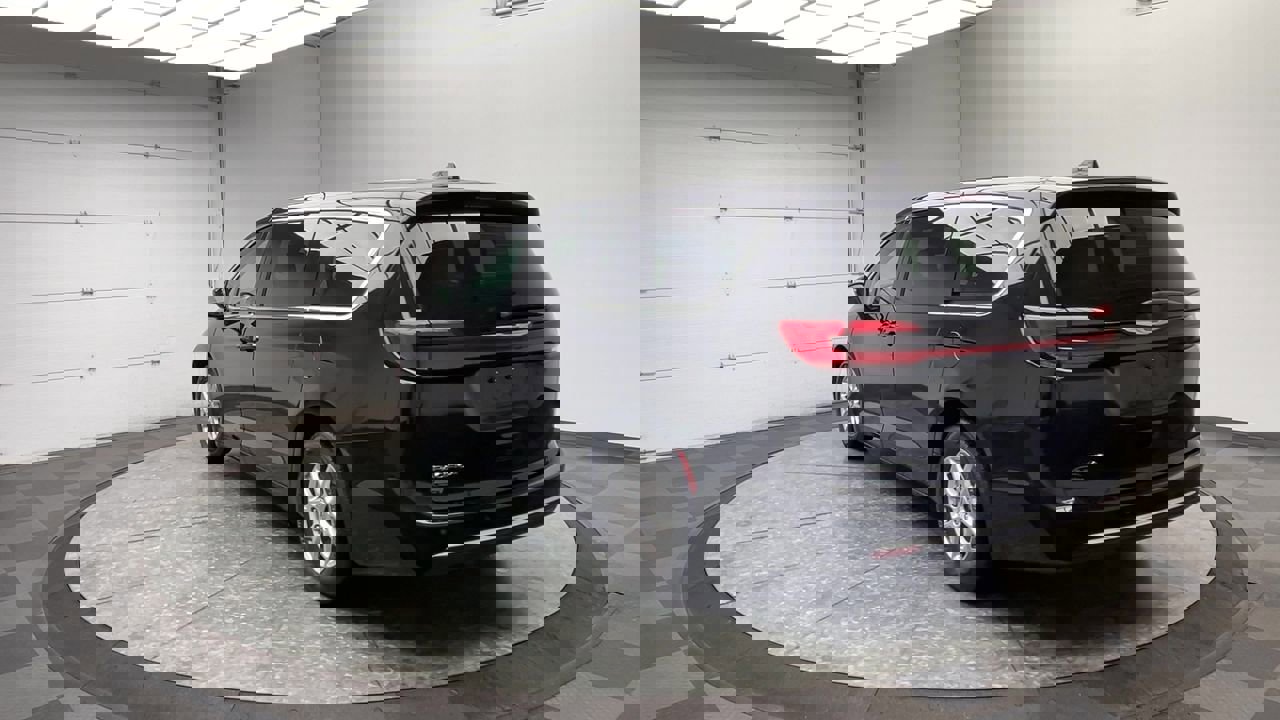 Used 2024 Chrysler Pacifica Touring-L image 37