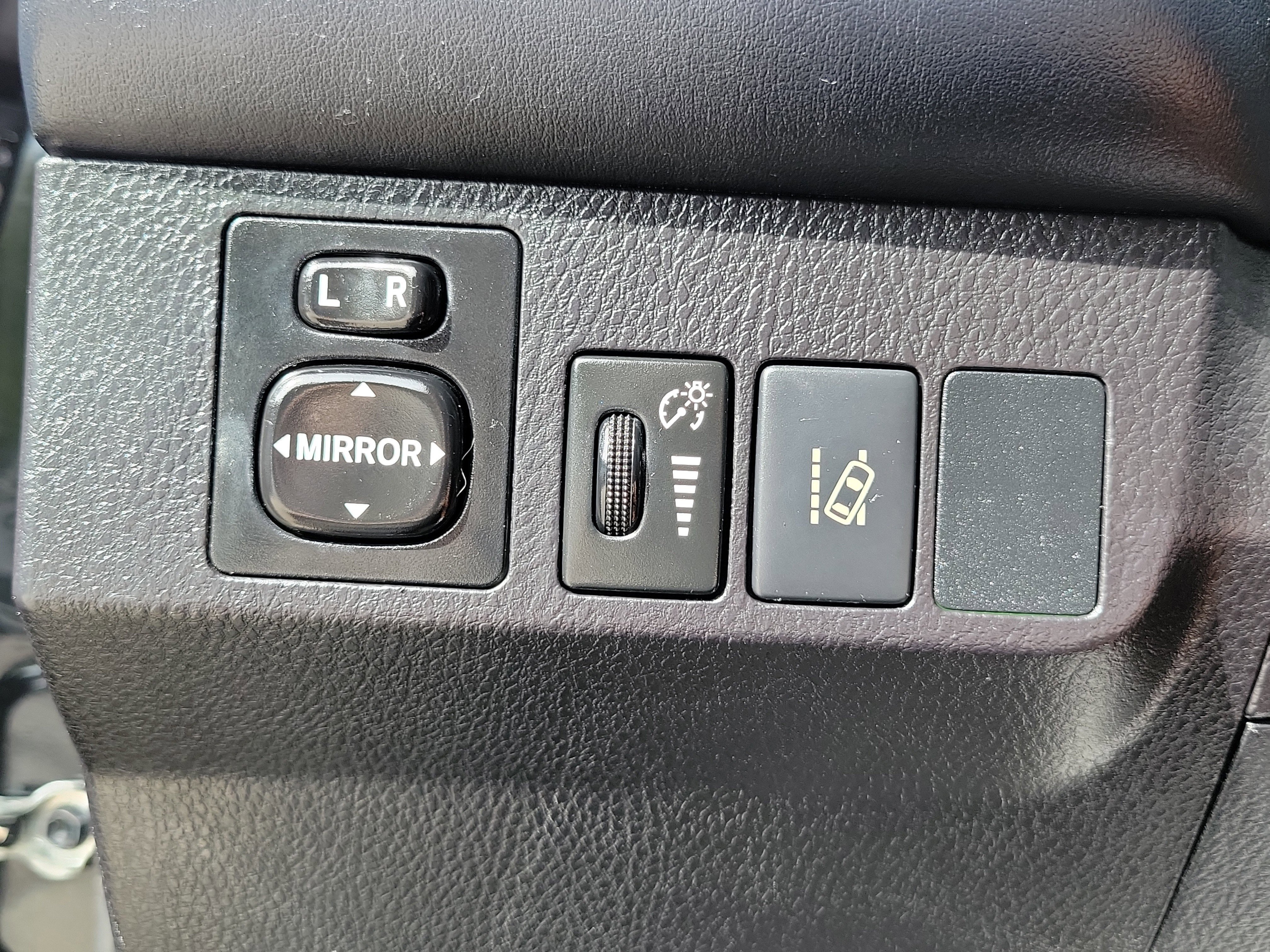 Used 2018 Toyota RAV4 XLE w/ Plus Extra Value Package FWD image 28