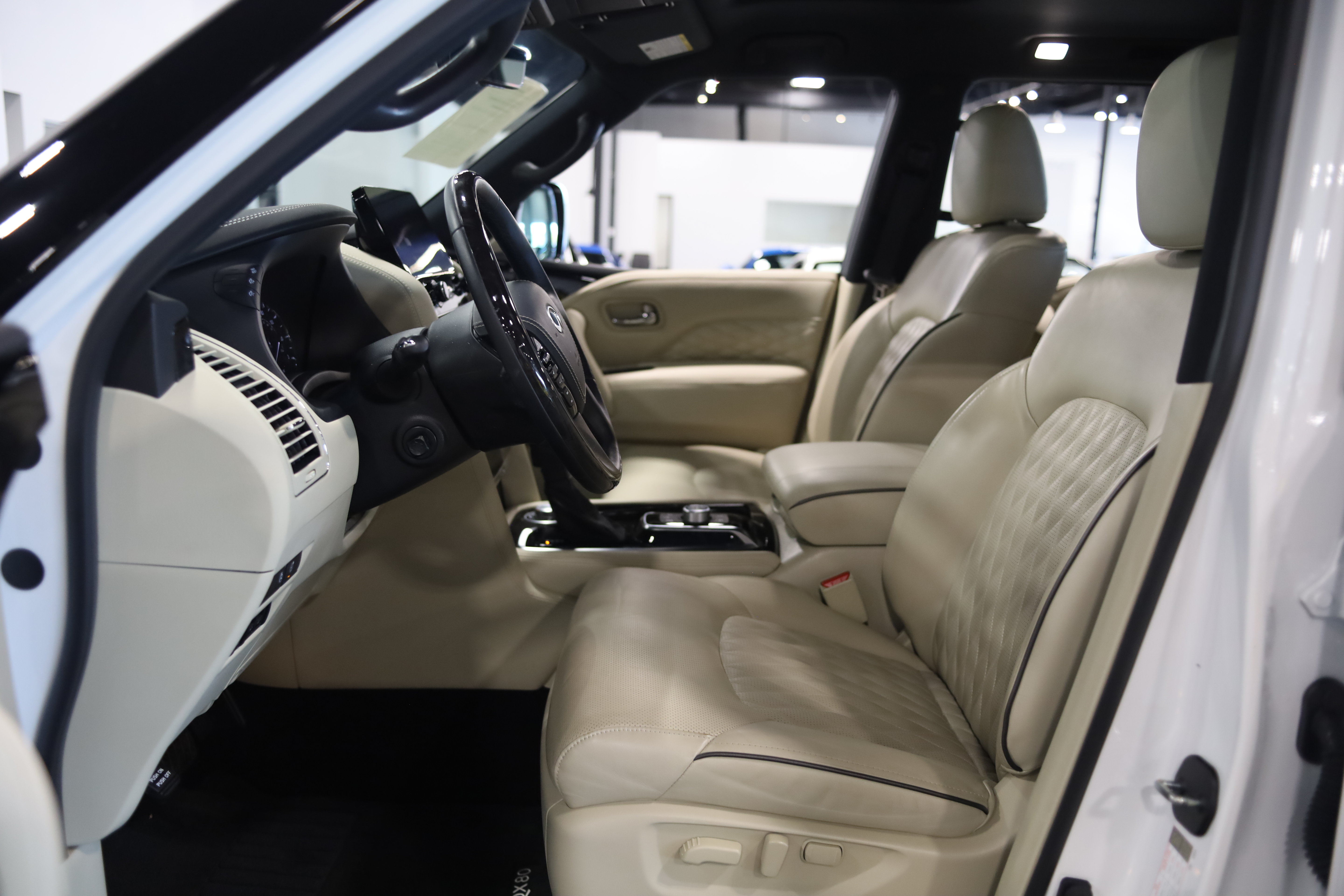 Used 2024 INFINITI QX80 Sensory w/ Cargo Package AWD/4WD image 16
