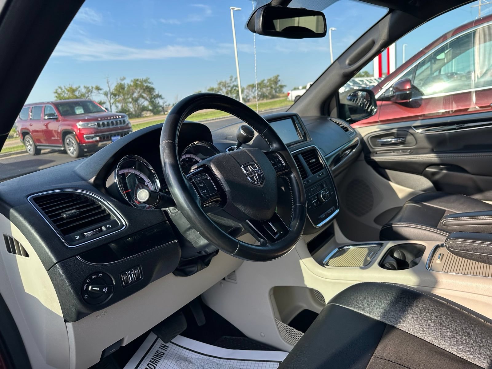 Used 2020 Dodge Grand Caravan SXT w/ Driver Convenience Group FWD image 13