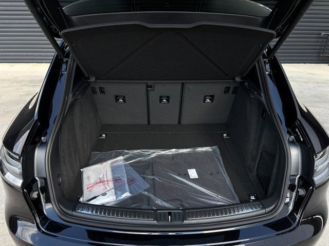 Certified 2026 Porsche Macan Turbo AWD/4WD image 25