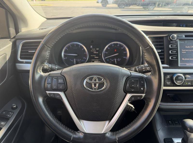 Used 2019 Toyota Highlander XLE FWD image 17