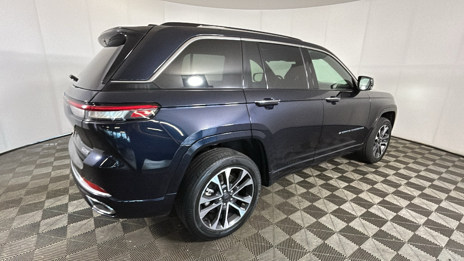 Used 2023 Jeep Grand Cherokee Overland AWD/4WD image 3