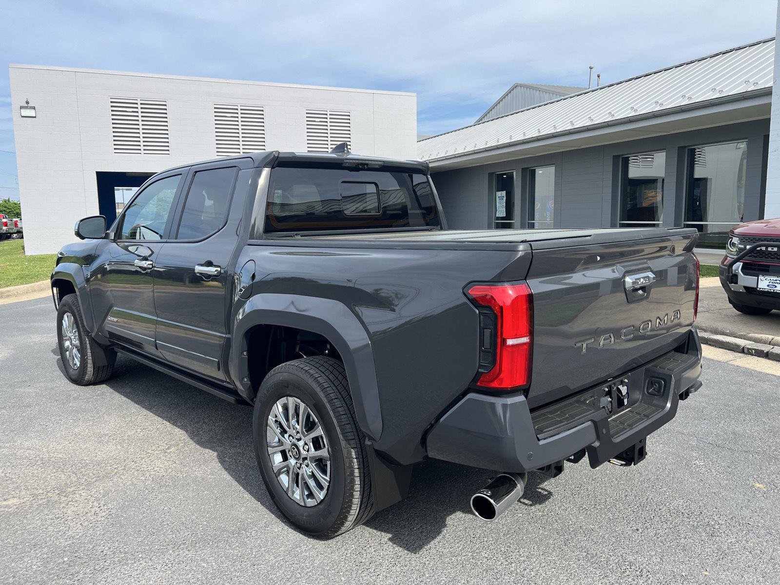 Used 2024 Toyota Tacoma Limited w/ Limited Package (LT) image 3