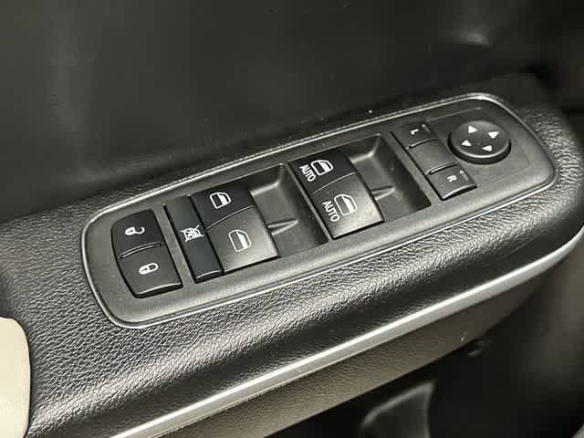 Used 2018 Chrysler 300 S w/ 300S Premium Group RWD image 20