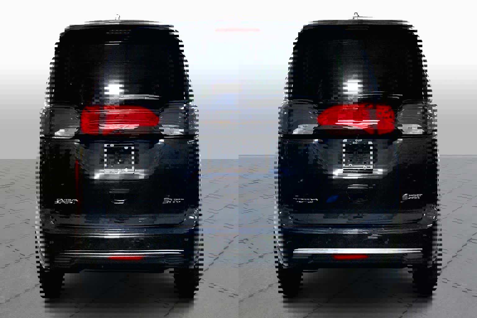 Used 2019 Chrysler Pacifica Touring Plus w/ Cold Weather Group image 4