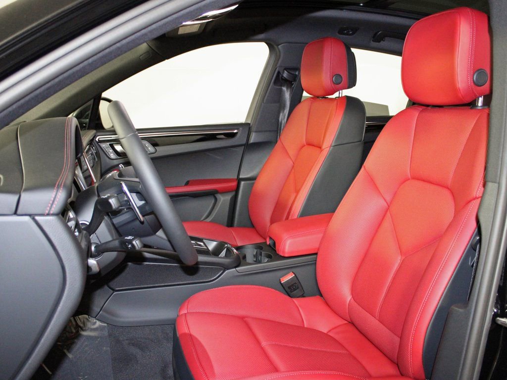 Certified 2025 Porsche Macan image 5