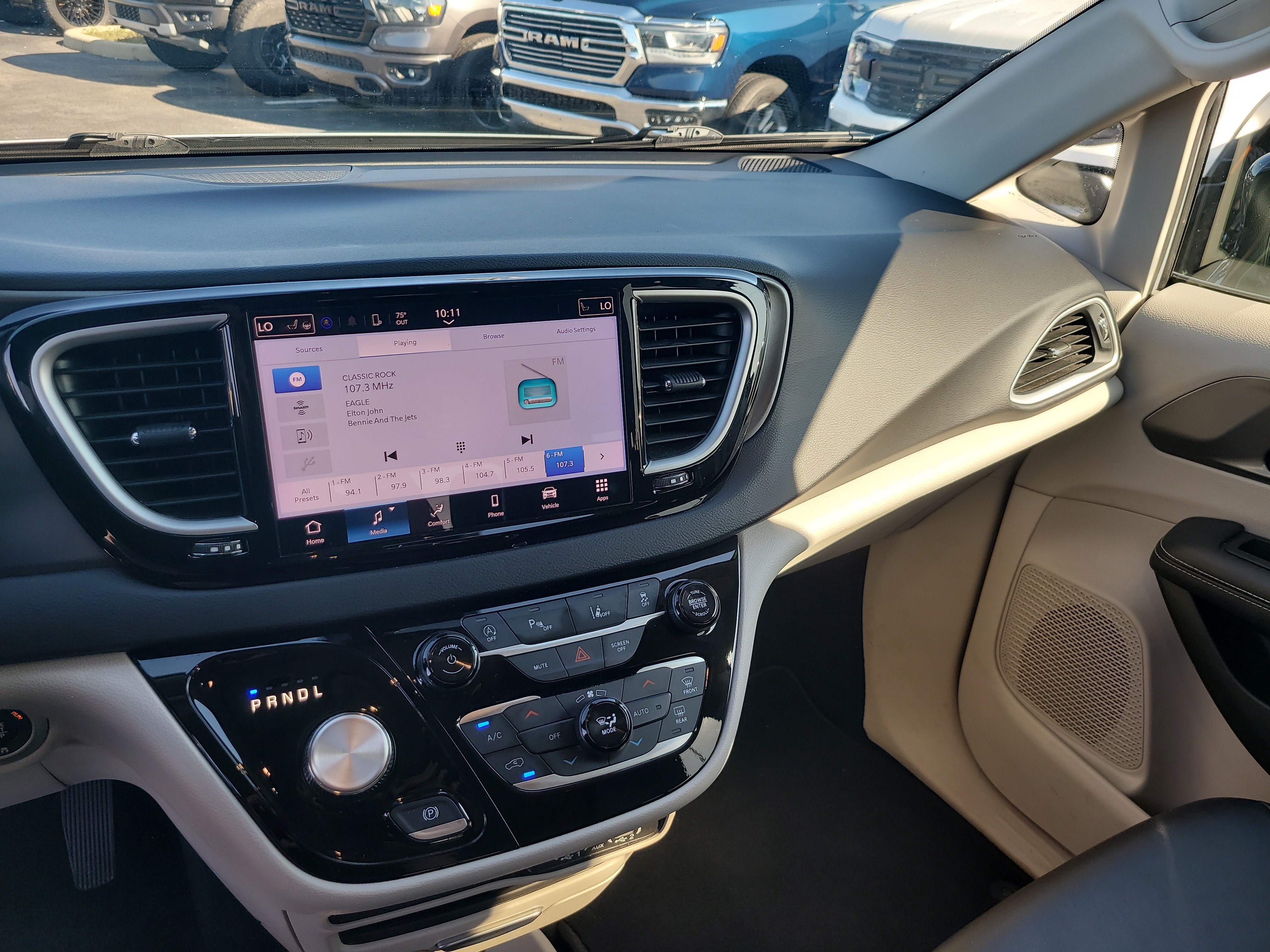 Used 2024 Chrysler Pacifica Touring-L FWD image 19