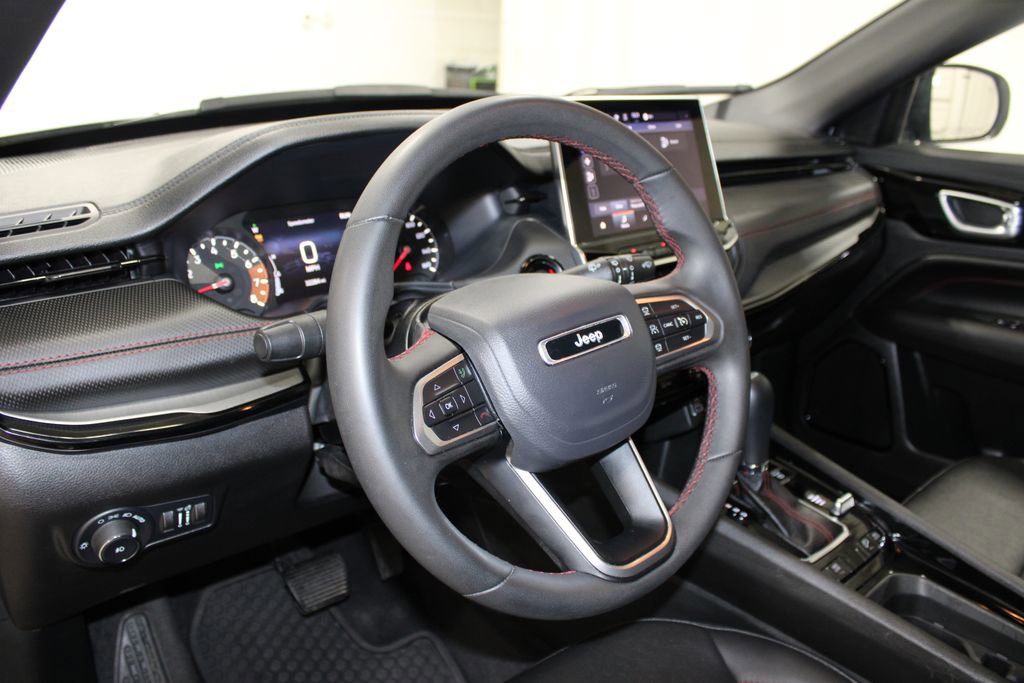 Used 2025 Jeep Compass Trailhawk AWD/4WD image 18