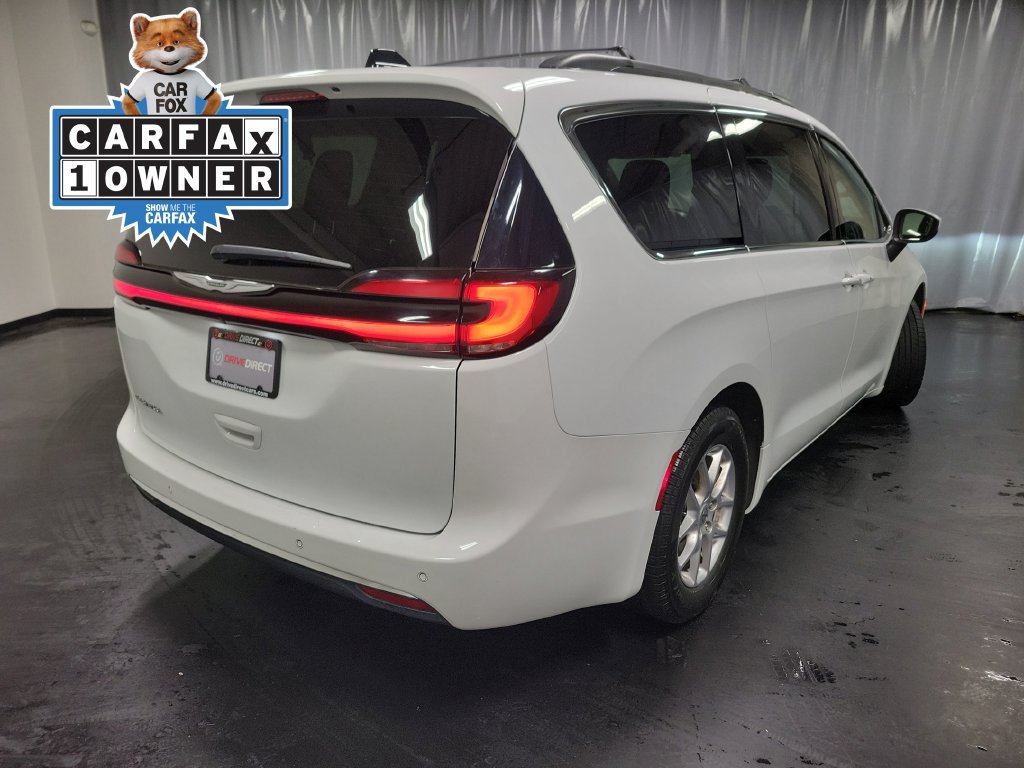 Used 2023 Chrysler Pacifica Touring FWD image 9