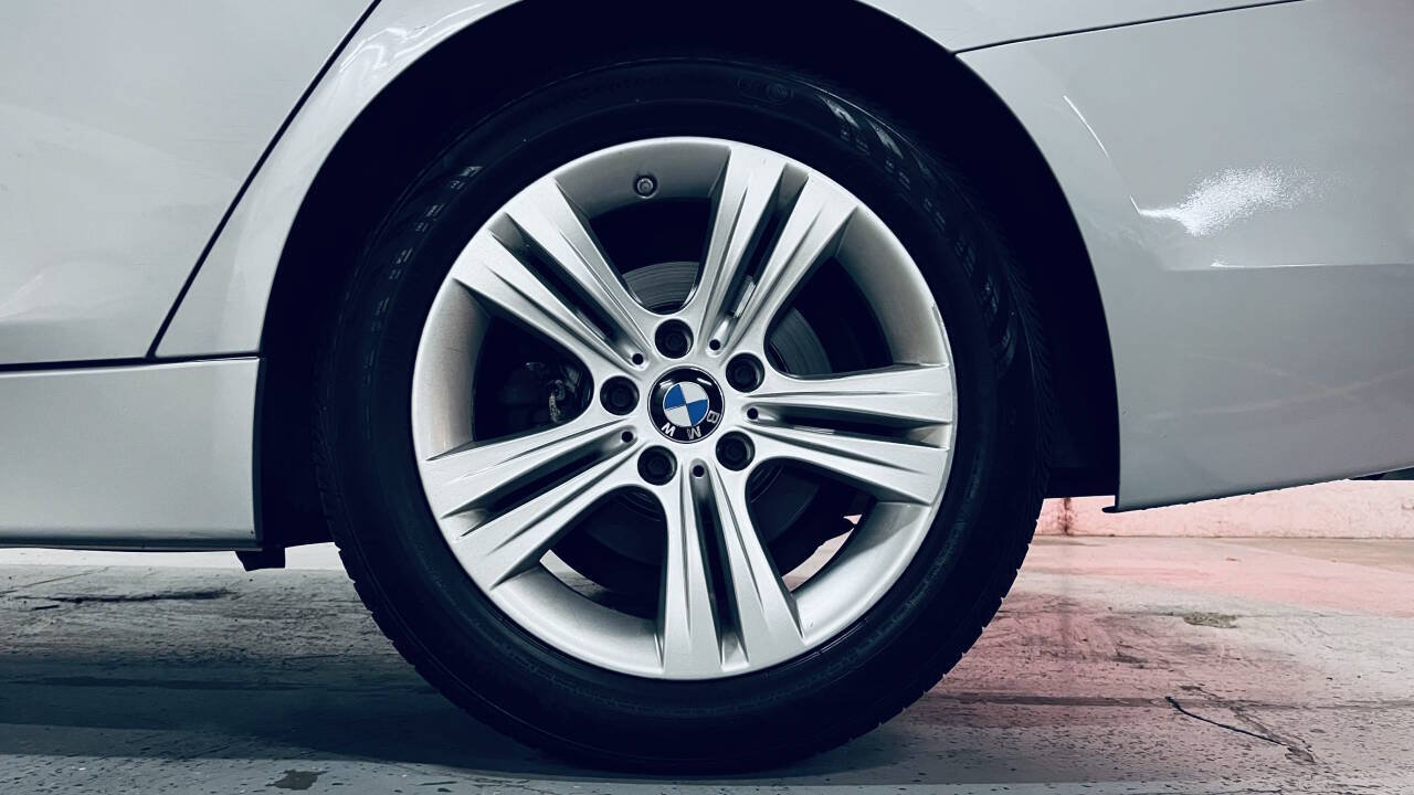 Used 2017 BMW 330i xDrive Sedan AWD/4WD image 15