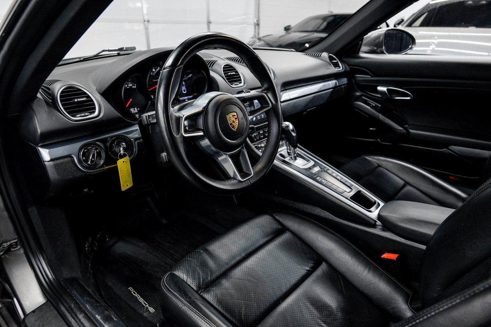 Used 2022 Porsche 718 Cayman image 3