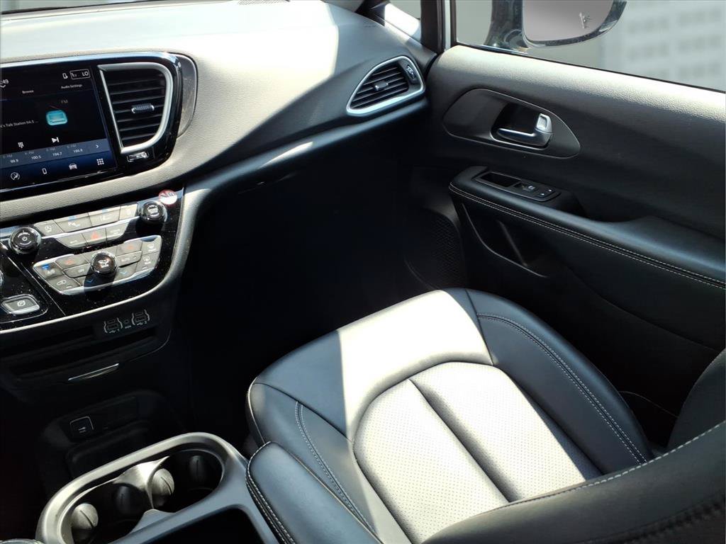Used 2025 Chrysler Pacifica Select FWD image 23