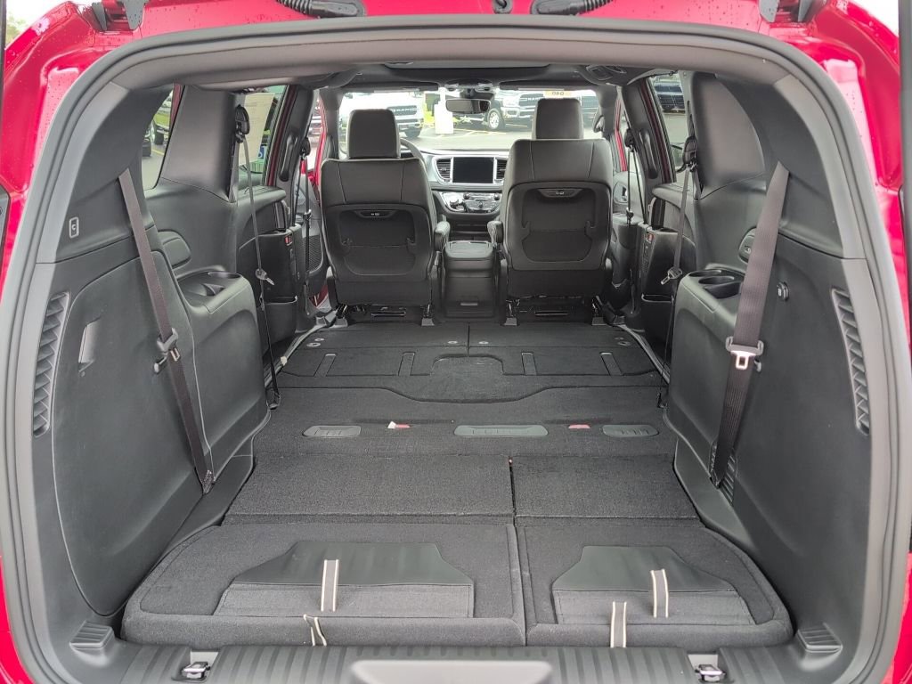 New 2026 Chrysler Pacifica Limited AWD/4WD image 17