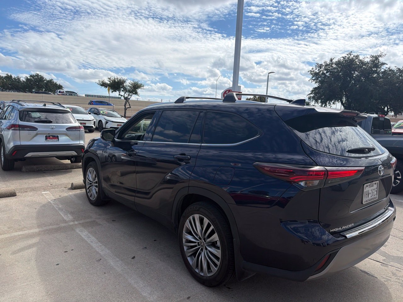 Used 2024 Toyota Highlander Platinum FWD image 5