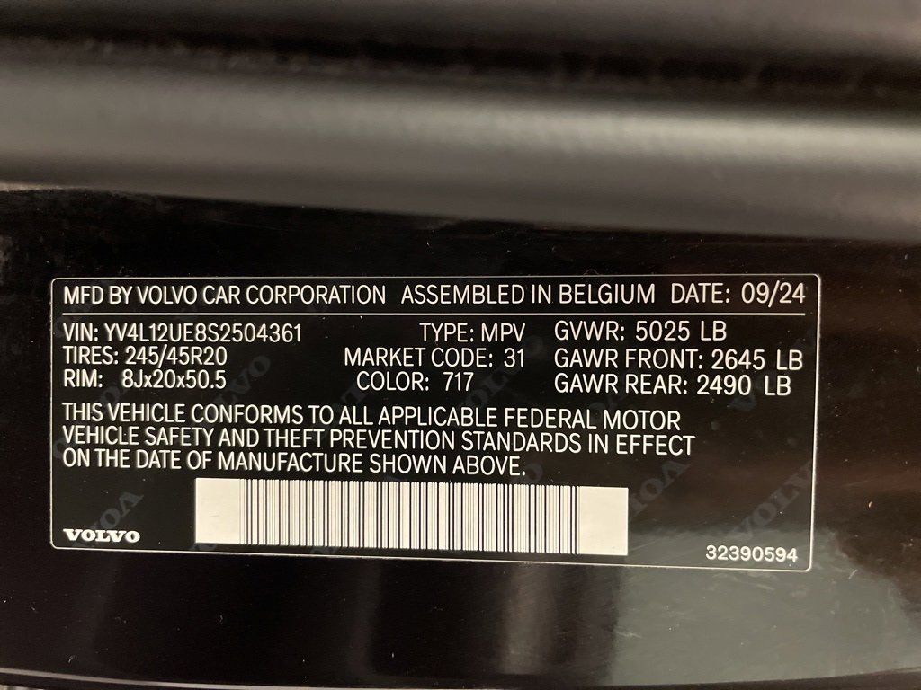 Used 2025 Volvo XC40 B5 Plus image 33