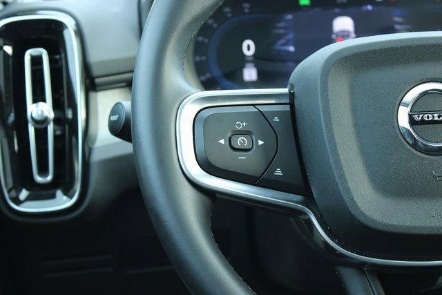 Used 2025 Volvo XC40 B5 Core image 26