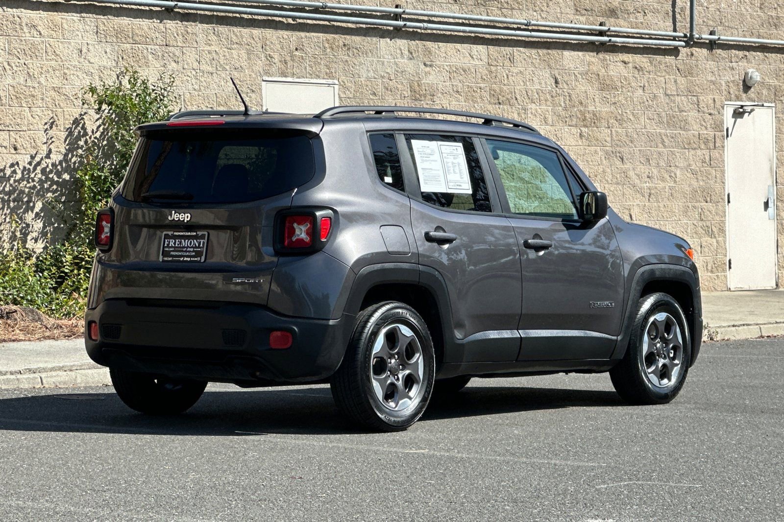 Used 2017 Jeep Renegade Sport w/ Power & Air Group FWD image 3