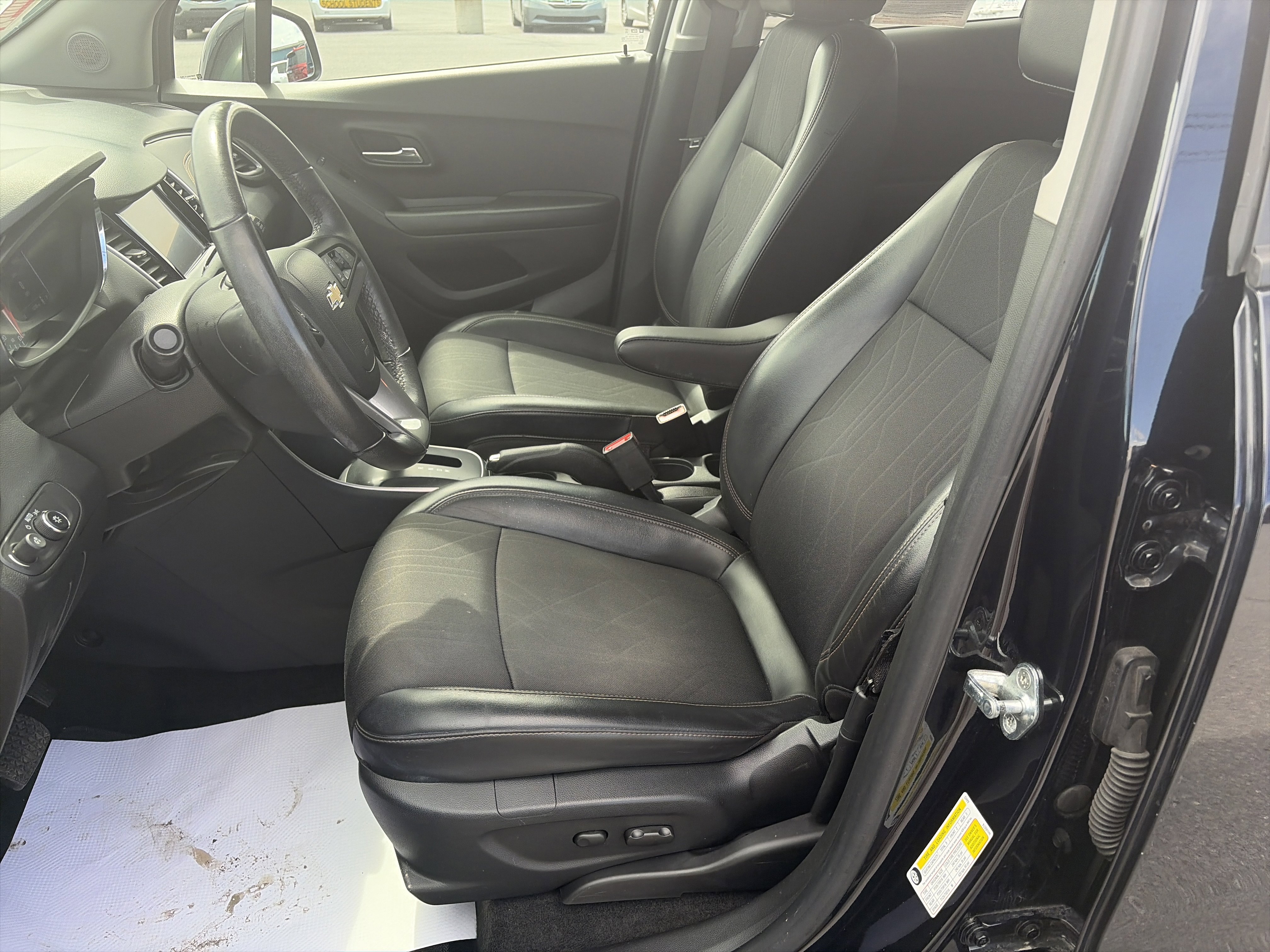 Used 2022 Chevrolet Trax LT w/ LT Convenience Package AWD/4WD image 12