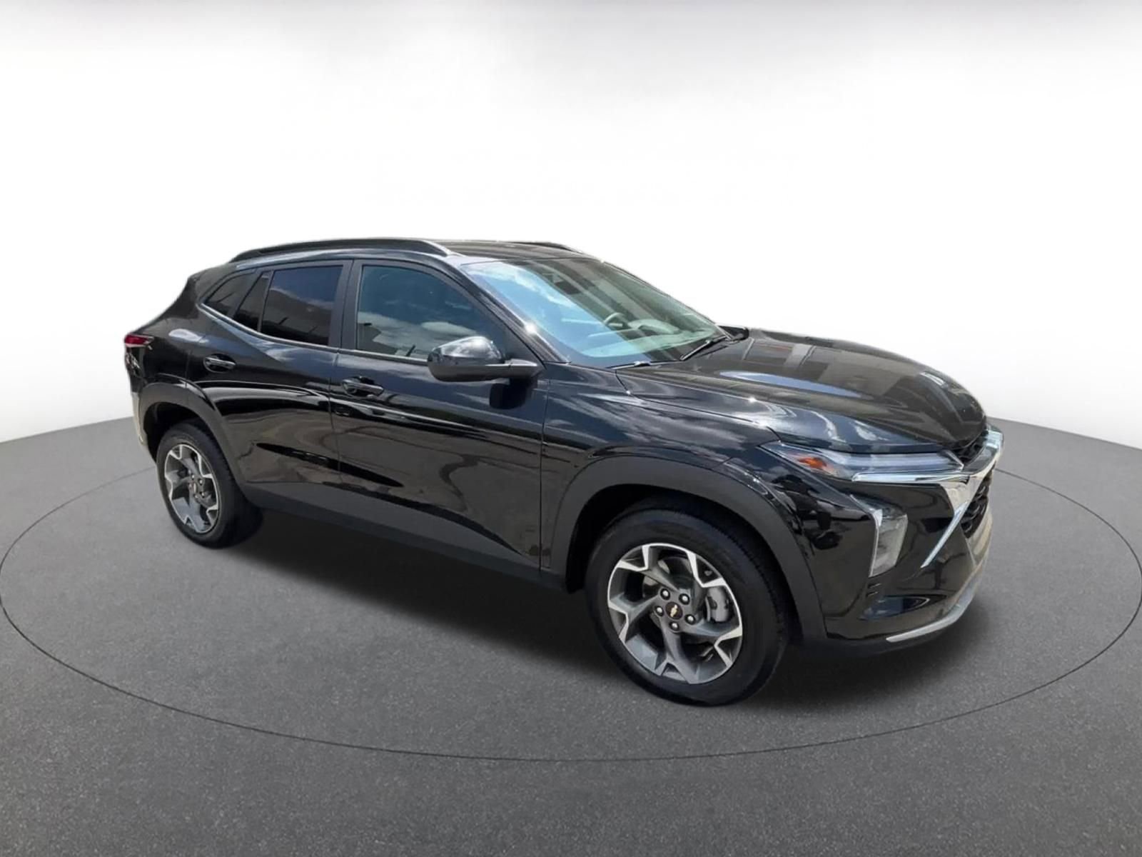 Used 2025 Chevrolet Trax LT FWD image 2