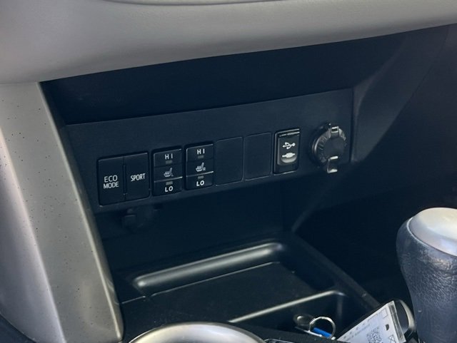 Used 2015 Toyota RAV4 Limited image 23