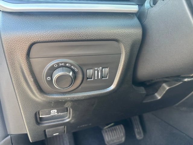 Used 2023 Jeep Grand Cherokee Laredo AWD/4WD image 33
