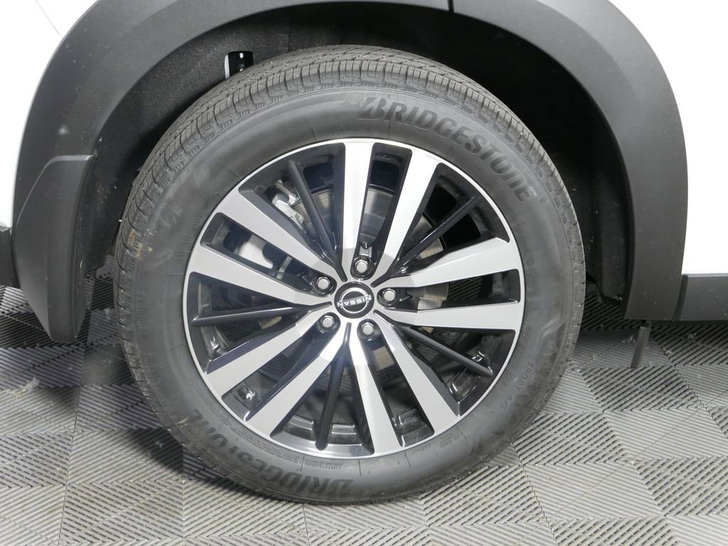 New 2025 Nissan Pathfinder Platinum image 11