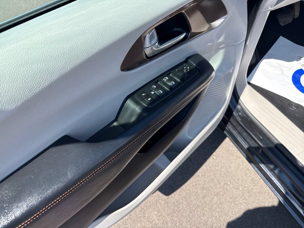 Used 2017 Chrysler Pacifica Touring FWD image 11