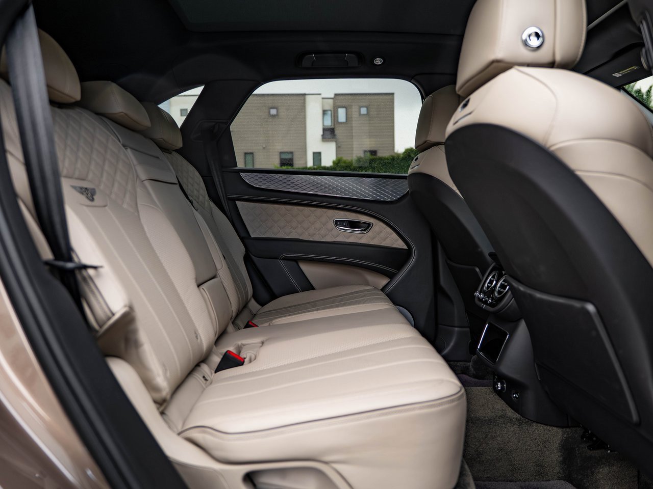 Used 2022 Bentley Bentayga image 32