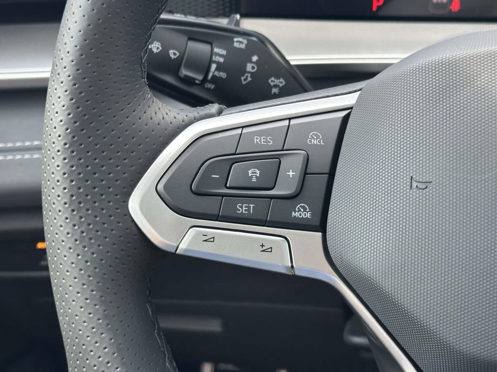 New 2026 Volkswagen Tiguan SE R-Line AWD/4WD image 18