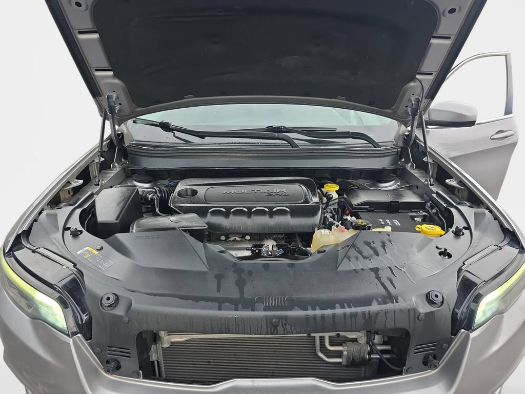 Used 2019 Jeep Cherokee Latitude w/ Cold Weather Group AWD/4WD image 23