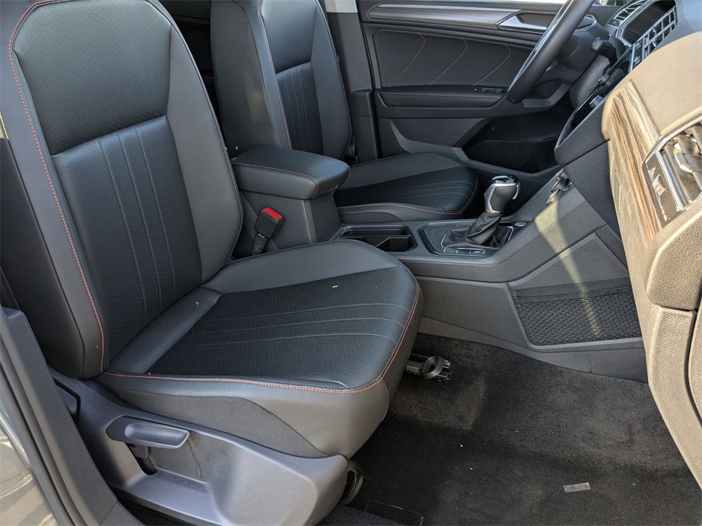 Used 2024 Volkswagen Tiguan SE image 39