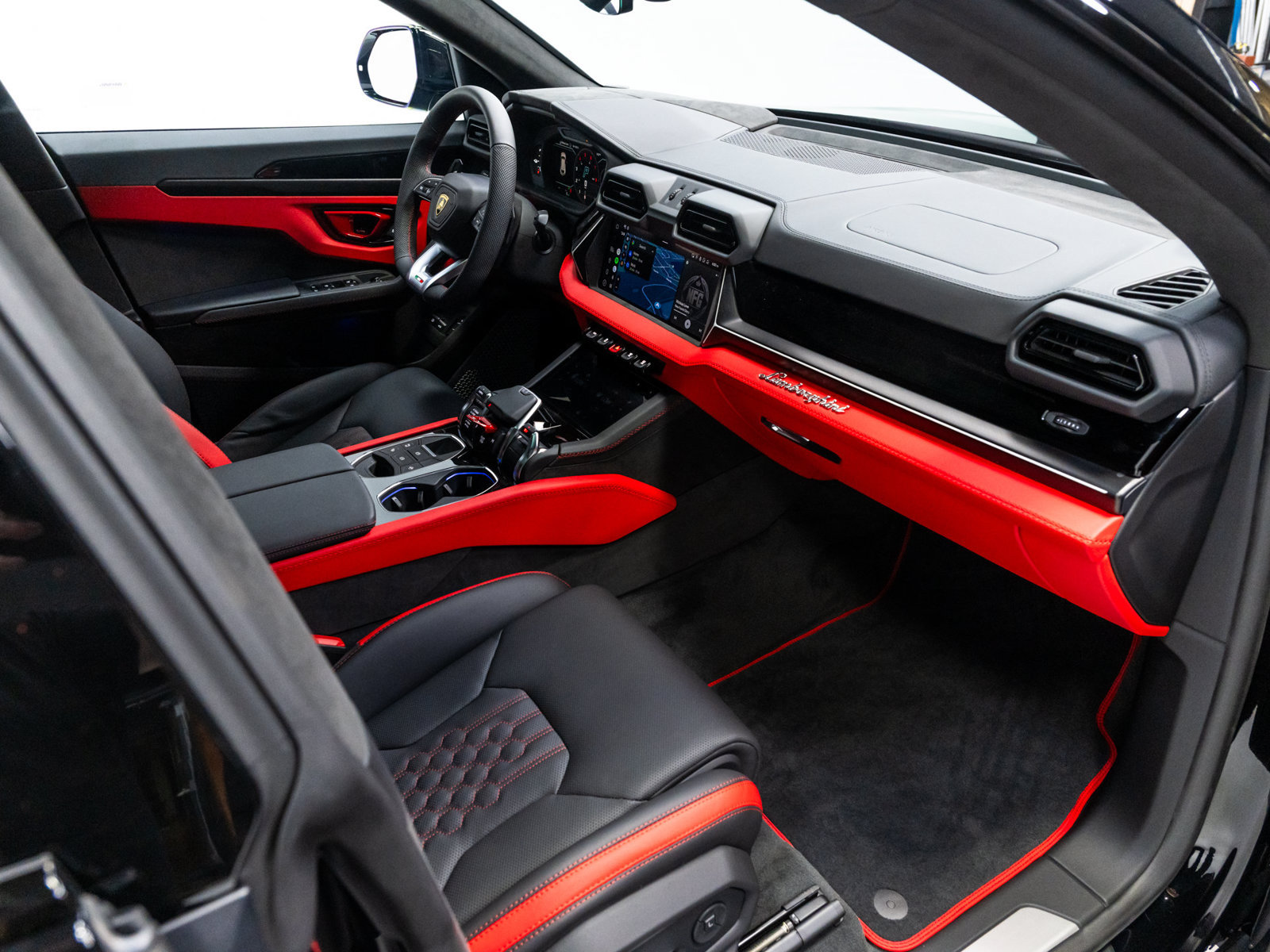 Used 2025 Lamborghini Urus SE AWD/4WD image 58