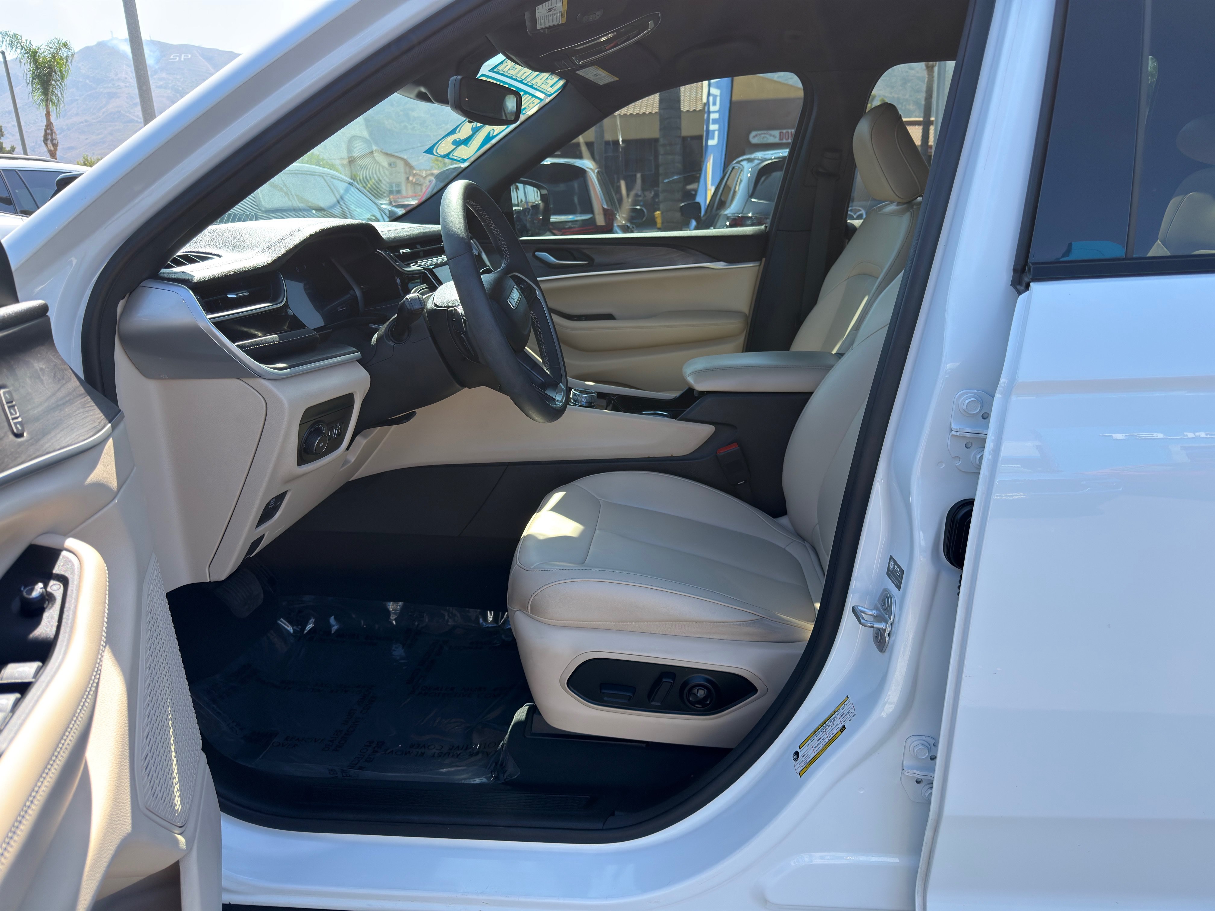 Used 2023 Jeep Grand Cherokee Limited AWD/4WD image 22