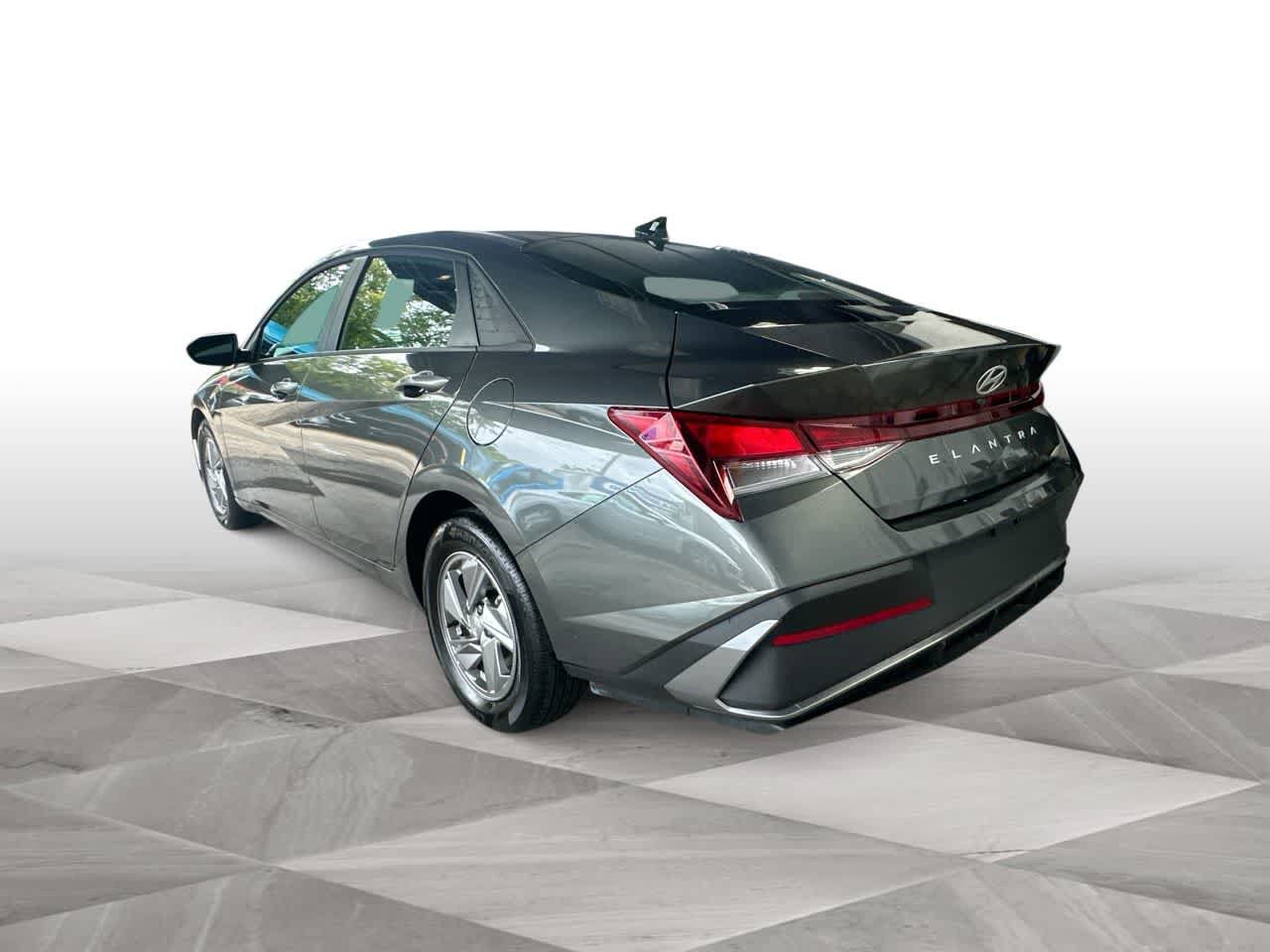 Used 2025 Hyundai Elantra SE FWD image 6