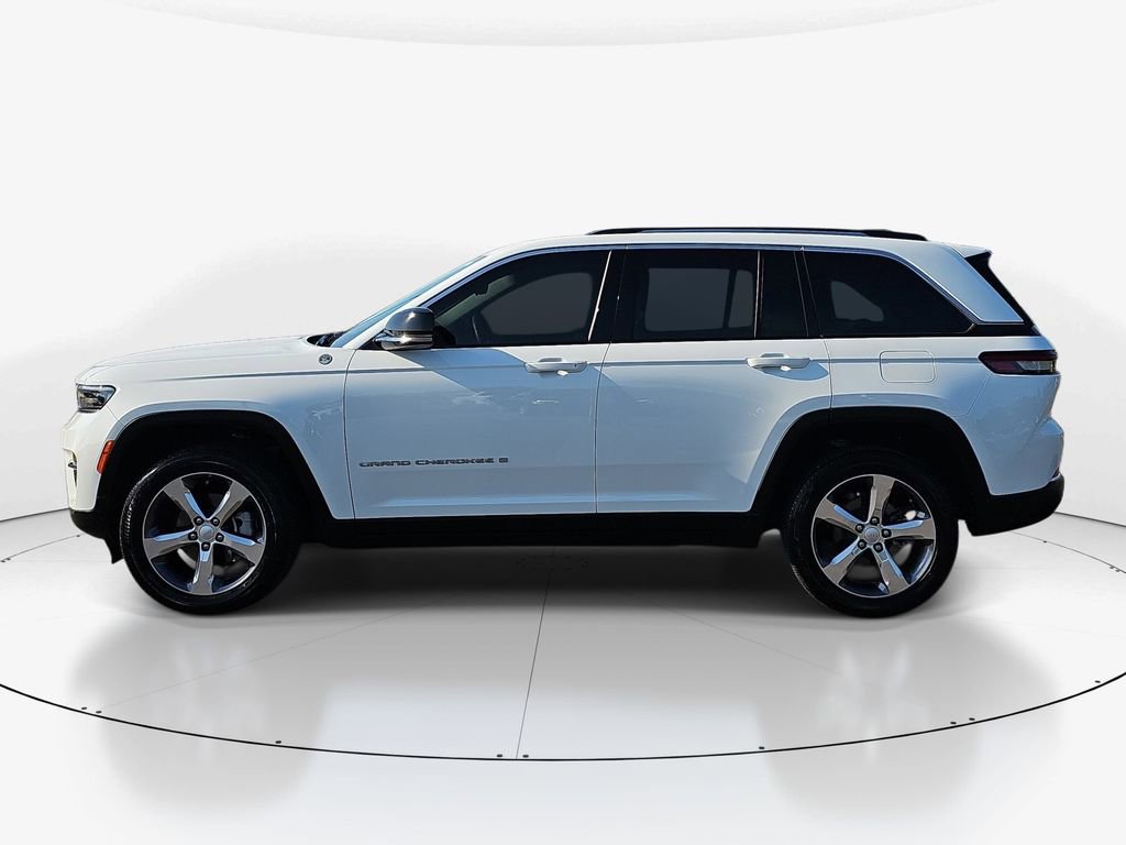 Used 2022 Jeep Grand Cherokee Limited w/ Trailer Tow Prep Group (B) AWD/4WD image 9