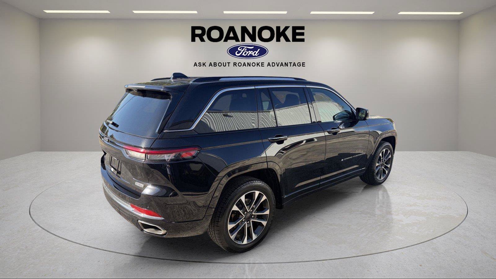 Used 2022 Jeep Grand Cherokee Overland w/ Luxury Tech Group IV AWD/4WD image 6