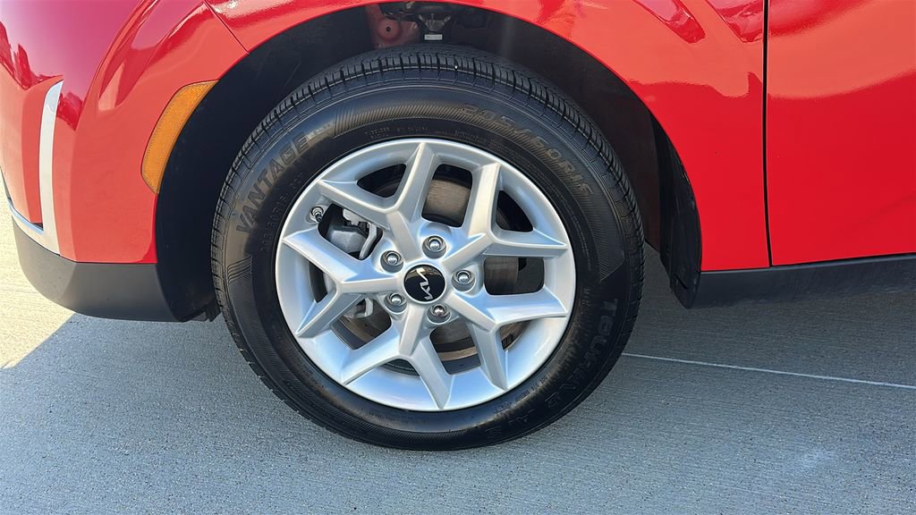 Used 2025 Kia Soul LX w/ LX Technology Package FWD image 6