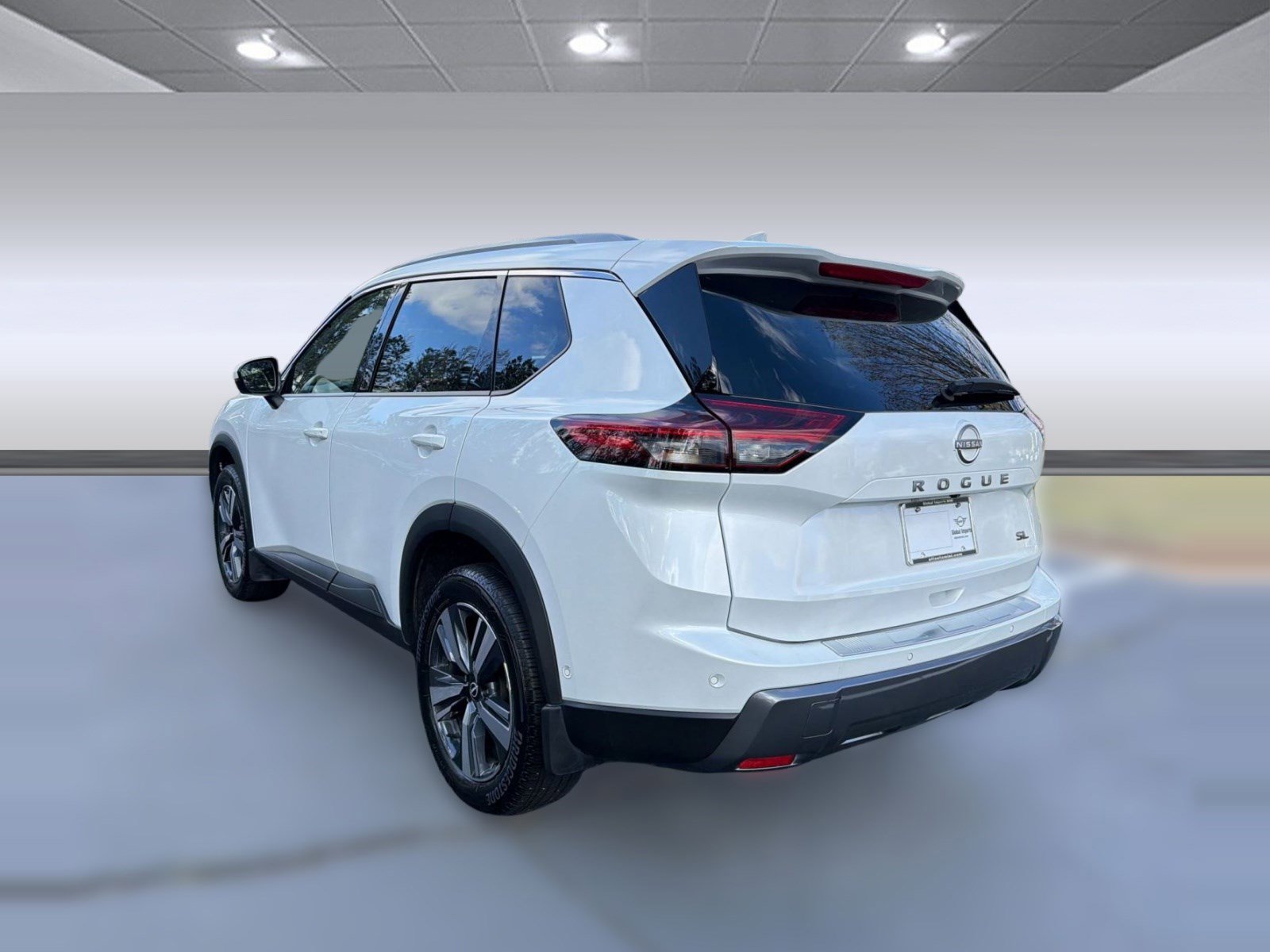 Used 2024 Nissan Rogue SL w/ SL Premium Package image 3