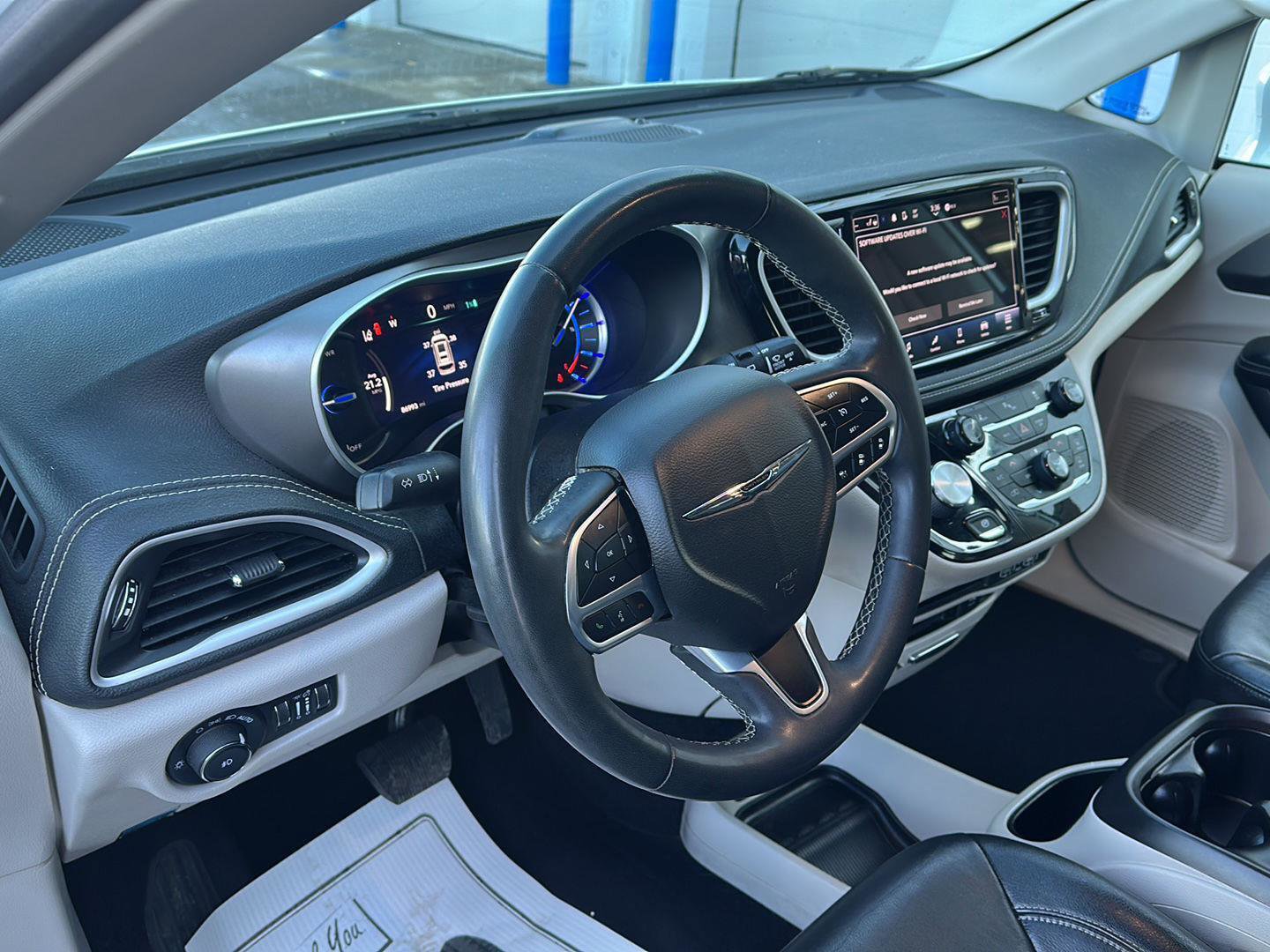 Used 2022 Chrysler Pacifica Touring-L image 16