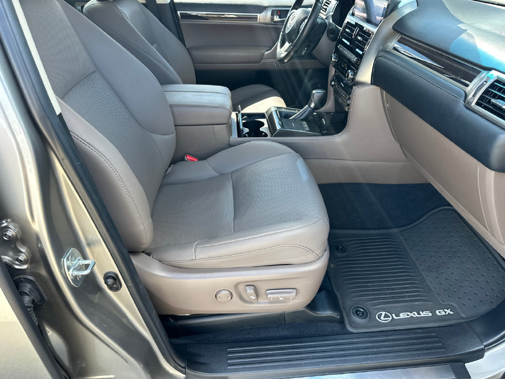Used 2023 Lexus GX 460 Premium w/ Accessory Package AWD/4WD image 13