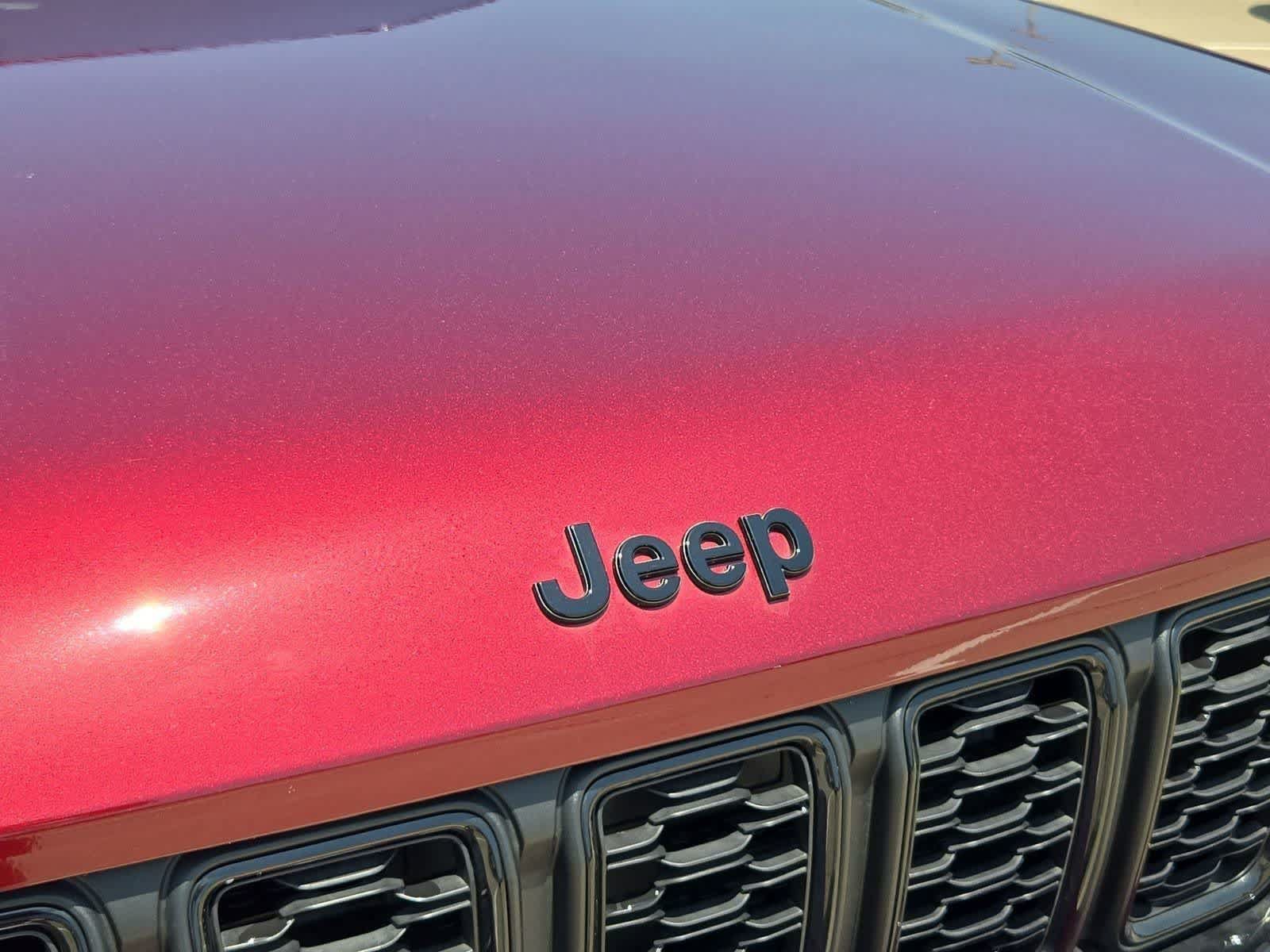 Used 2025 Jeep Grand Cherokee Altitude RWD image 10