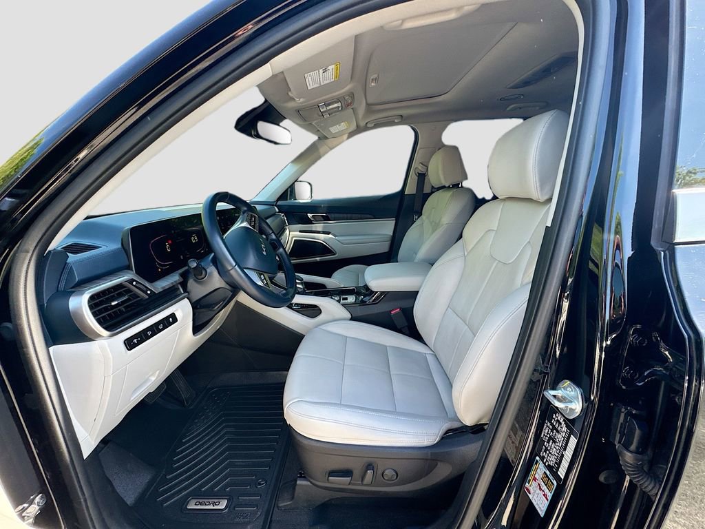 Used 2024 Kia Telluride EX w/ EX Captain's Chair Package FWD image 11