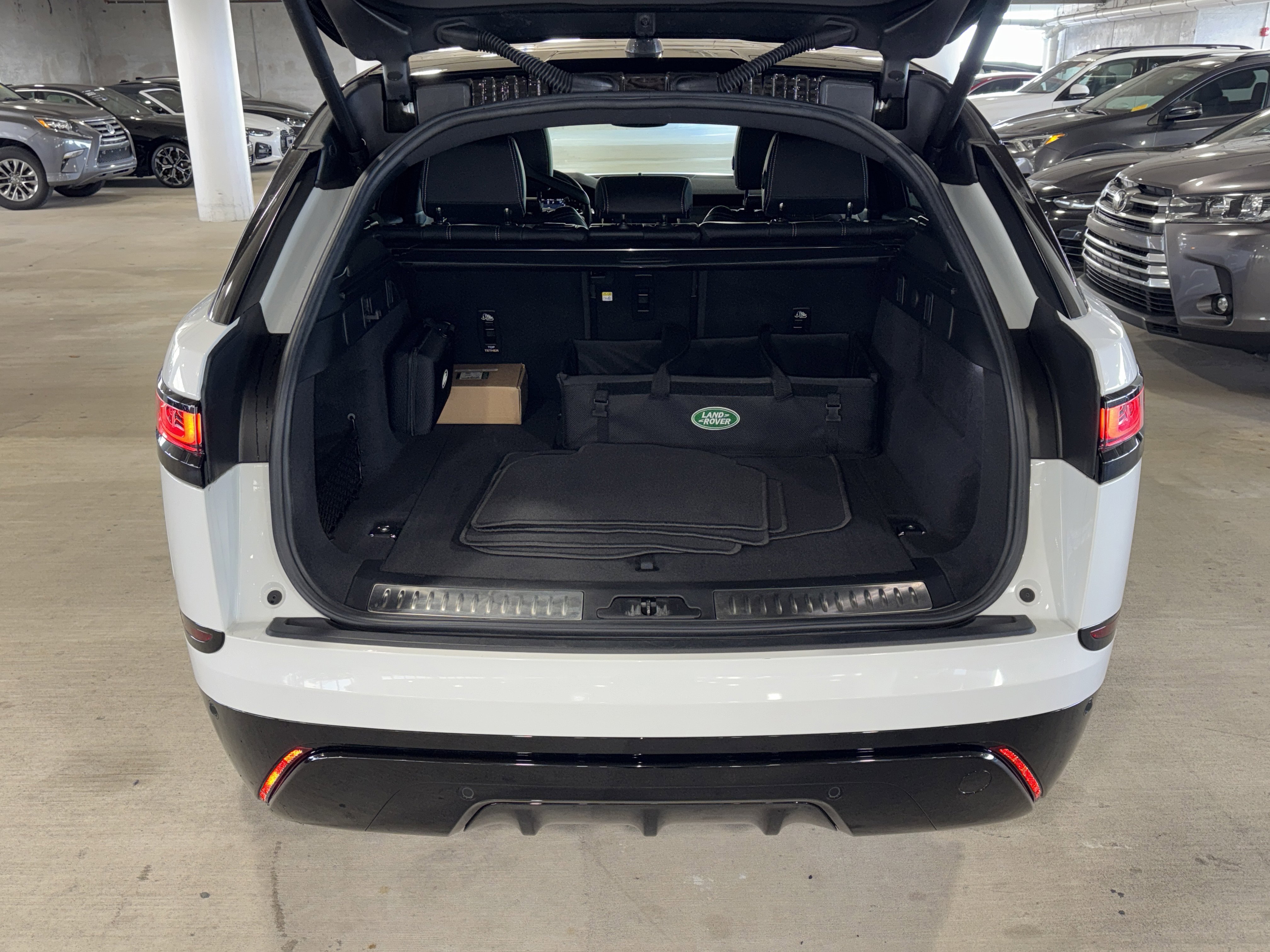 Used 2023 Land Rover Range Rover Velar R-Dynamic S image 13