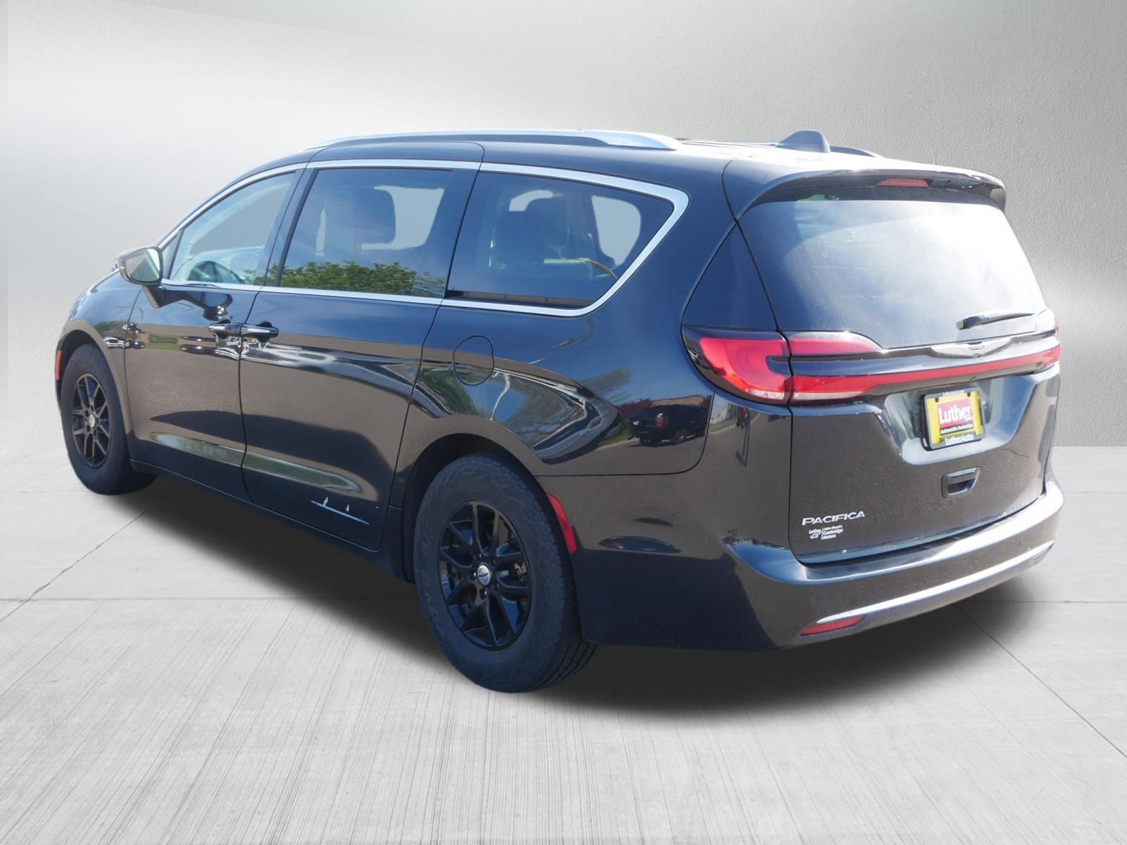 Used 2021 Chrysler Pacifica Touring-L FWD image 3